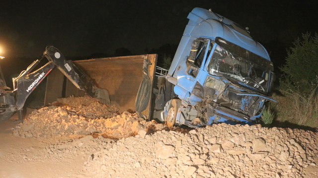 Manisa'da hafriyat kamyonunun arkadan çarptığı traktörün sürücüsü öldü