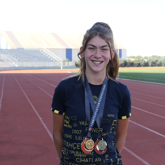 Genç sporcu Ada atletizmde 2 yılda 8 madalya kazandı