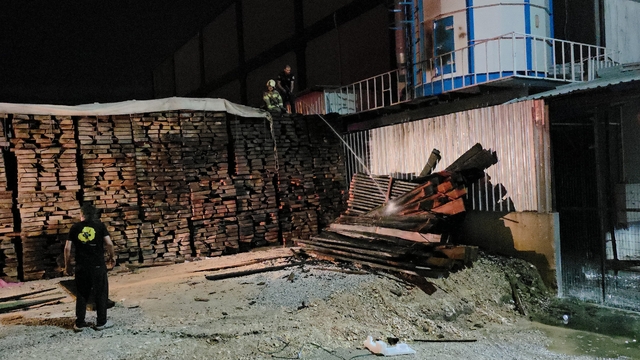 İnegöl'de mobilya imalathanesinde çıkan yangın söndürüldü