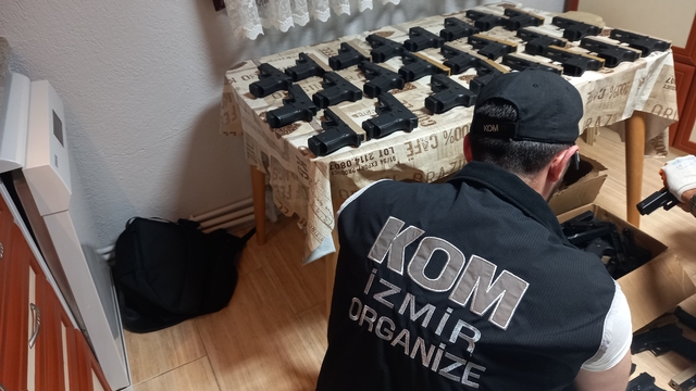 İzmir'de silah kaçakçılığı operasyonunda 9 şüpheli tutuklandı