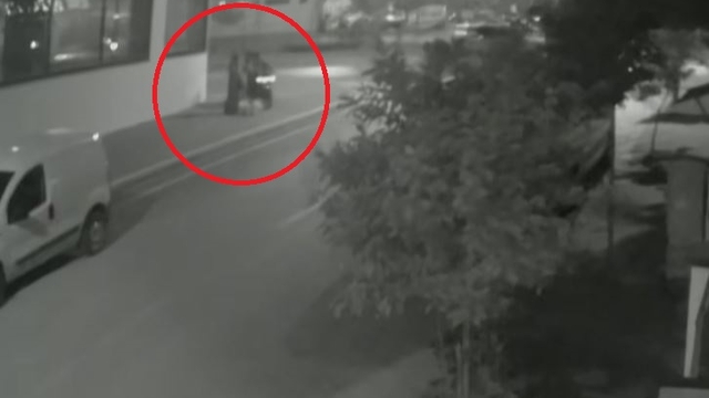 Motosikletli kapkaççılar kadını yerde sürükleyip, çantasını gasbetti