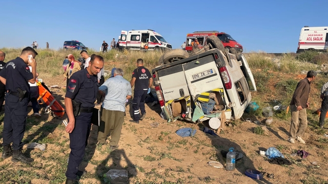 Konya'da tarım işçilerini taşıyan minibüs devrildi, 15 kişi yaralandı