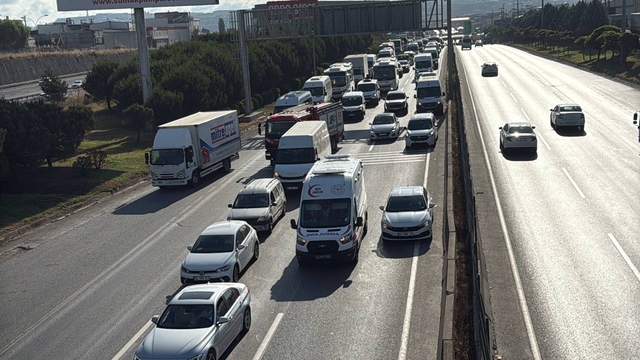 D-100 kara yolunun Kocaeli kesiminde 1 kişinin yaralandığı zincirleme kaza ulaşımı aksattı