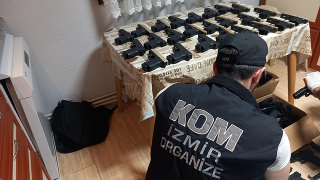 İzmir'de yasa dışı silah ticareti operasyonu; 9 tutuklama