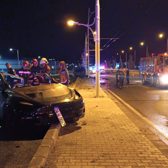 Malatya'da direğe çarpan otomobil alev aldı: 2 ölü