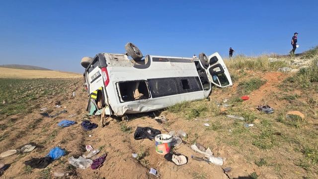 Tarım işçilerini taşıyan minibüs devrildi: 15 yaralı