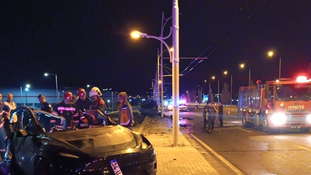 Malatya'da direğe çarpan otomobildeki 2 kişi hayatını kaybetti