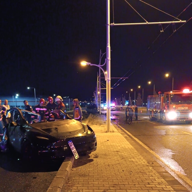 Malatya'da direğe çarpan otomobildeki 2 kişi hayatını kaybetti