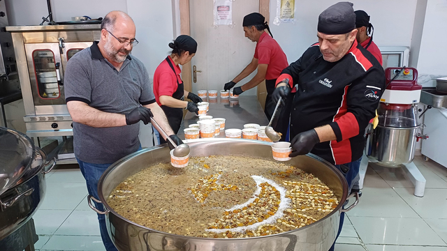 Araban'da ihtiyaç sahibi 700 vatandaşa aşure ikram edildi