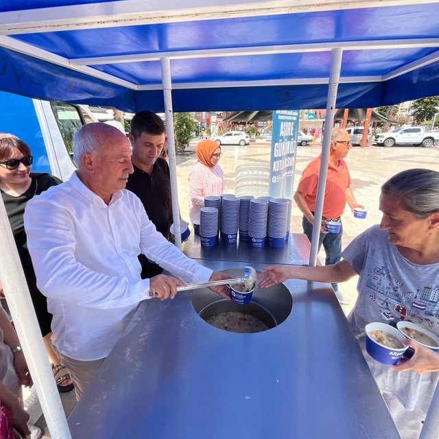 Kumluca'da aşure dağıtıldı