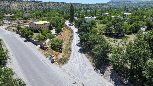 Başkan Özdoğan, kilitli parke yol yapım çalışmalarını inceledi