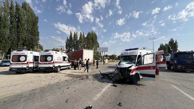 Ankara'da hasta taşıyan ambulans ile tır çarpıştı, 5 kişi yaralandı