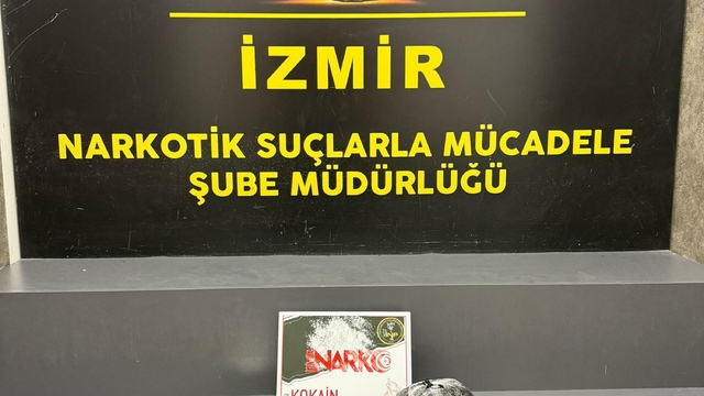 İzmir'de iki ayrı otomobilde uyuşturucu ele geçirildi; 2 tutuklama