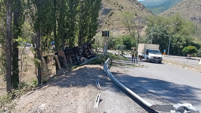 Erzurum'da devrilen kamyonunun sürücüsü öldü
