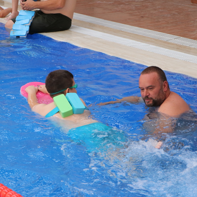Tekirdağ'da özel çocuklar yüzme kursunda mutluluğa kulaç atma imkanı buluyo...