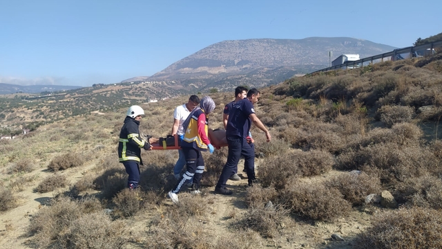 Hatay'da şarampole devrilen hafif ticari aracın sürücüsü yaralandı