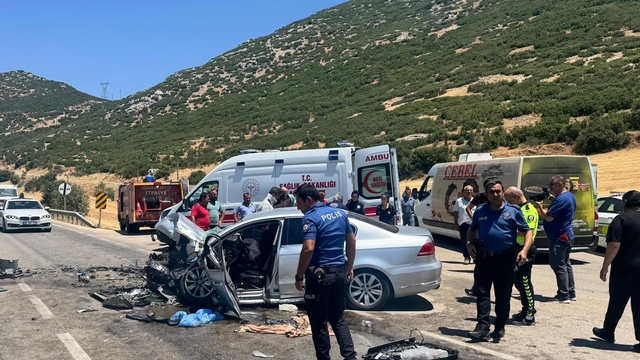 Isparta'da iki otomobil çarpıştı, 1 kişi öldü, 9 kişi yaralandı