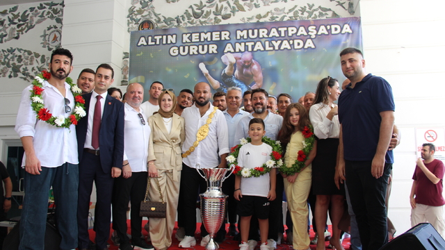 Kırkpınar başpehlivanı Orhan Okulu, Antalya'da coşkuyla karşılandı