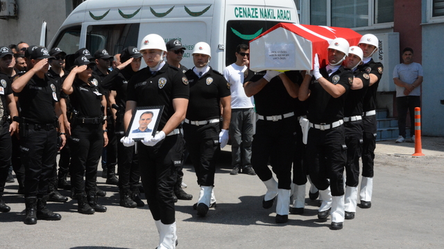 Balıkesir'de kalp krizi geçirerek hayatını kaybeden polis için tören düzenlendi