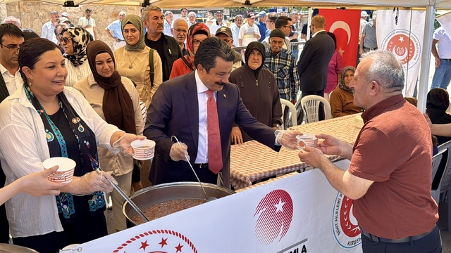 Kırşehir'de şehit ailelerinden 2 bin kişiye aşure ikramı