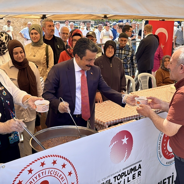 Kırşehir'de şehit ailelerinden 2 bin kişiye aşure ikramı