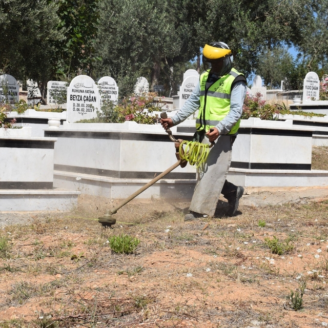 Hatay Büyükşehir Belediyesi, mezarlıklarda temizlik ve bakım çalışması yapt...