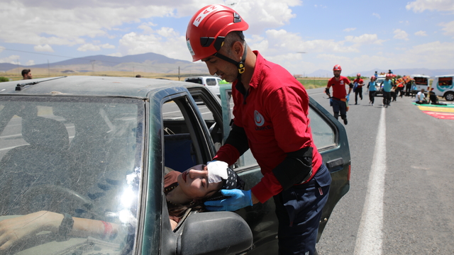 Van'da gerçeğini aratmayan trafik kazası tatbikatı