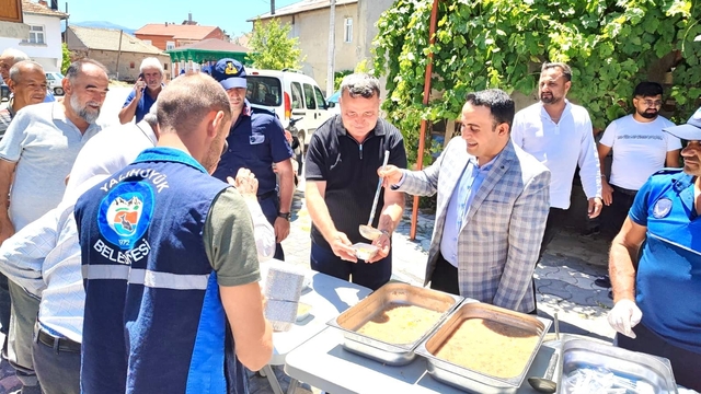 Yalıhüyük Belediyesi aşure dağıttı