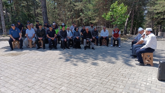 Pilot Üsteğmen İsmail Şalcı Kastamonu'daki kabri başında anıldı