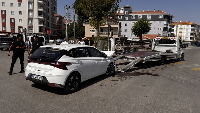 Aksaray'da otomobille çarpışan servis minibüsündeki 8 öğrenci yaralandı