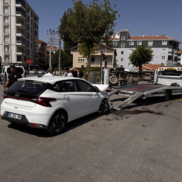 Aksaray'da otomobille çarpışan servis minibüsündeki 8 öğrenci yaralandı