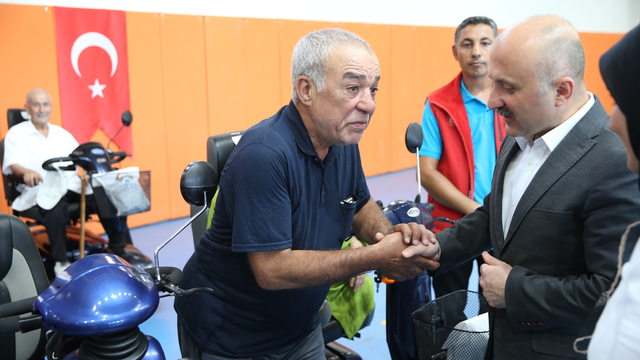 Adıyaman'da depremzedelere 41 akülü sandalye dağıtıldı