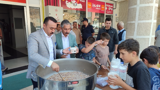 Çelikhan'da bin 500 kişiye aşure dağıtıldı