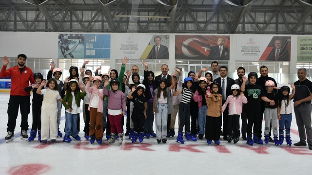 Erzurum'da Kur'an kursuna katılan çocuklar buz pateniyle tanıştı