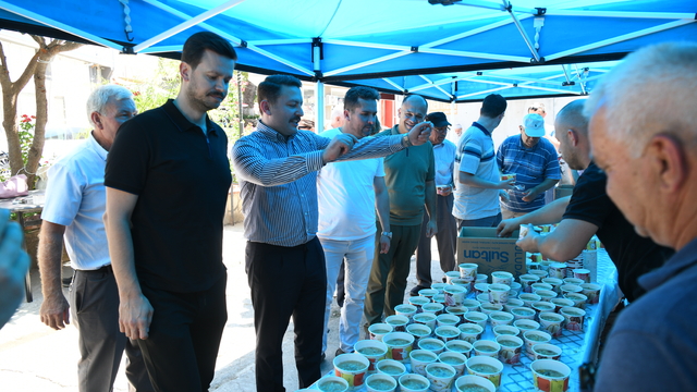 Lapseki'de vatandaşlara aşure ikram edildi