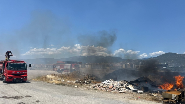 Edremit'teki otluk alanda çıkan yangın söndürüldü