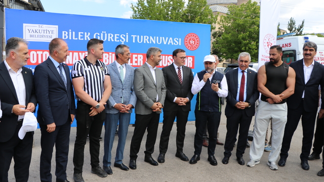 Erzurum'da sanayide çalışan usta ve çıraklar bilek güreşi yaptı