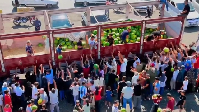 Şanlıurfa'da 27 ton karpuz ücretsiz dağıtıldı