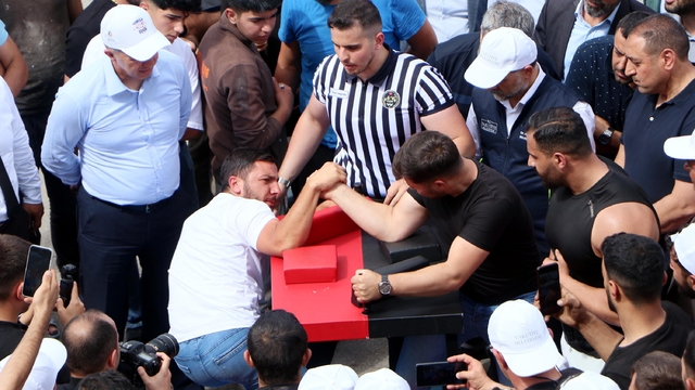 Oto sanayide, çırak, kalfa ve ustalar bilek güreşinde yarıştı