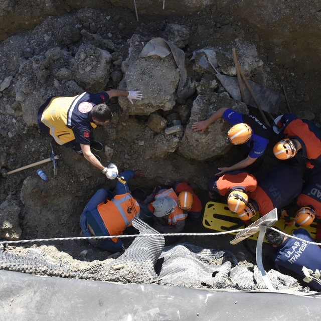 Tünel altyapı çalışmasında göçük; mahsur kalan 2 işçi kurtarıldı