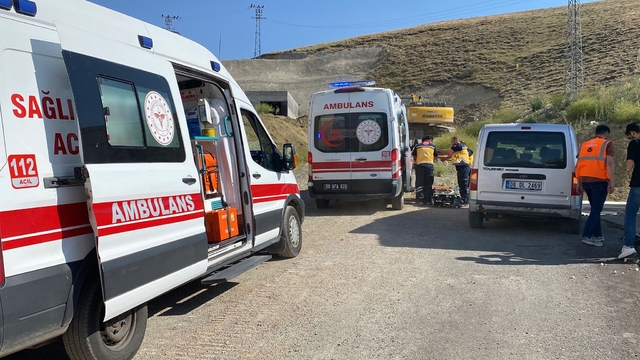 Sivas'ta göçük altında kalan 2 işçi yaralandı