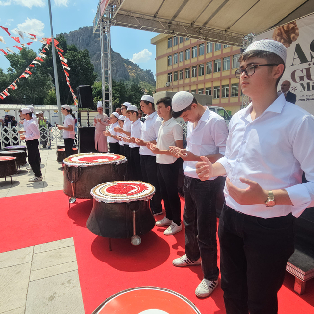 Afyonkarahisar'da 40 hatimle, 40 kazanda pişirilen aşure dağıtıldı