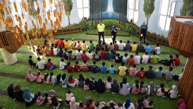 Kırşehir'de polisler çocuklara mesleklerini ve 112 Acil Çağrı Merkezini tanıttı