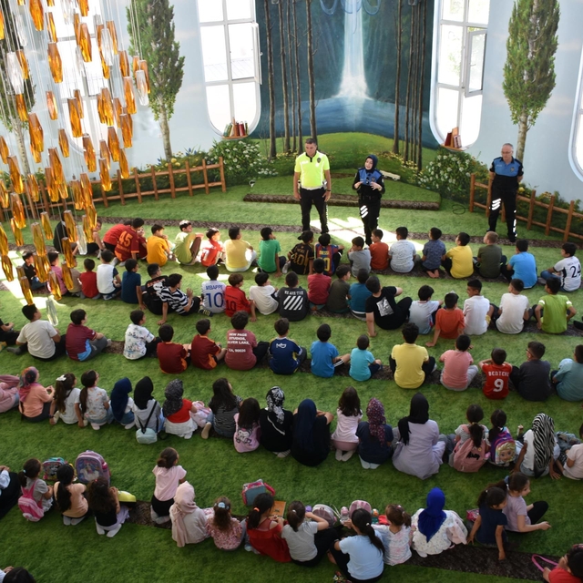 Kırşehir'de polisler çocuklara mesleklerini ve 112 Acil Çağrı Merkezini tan...