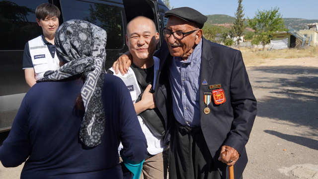 Kore Kızılhaçı gönüllüleri, Kahramanmaraşlı Kore gazisi Kadir Çolak'ı ziyaret etti