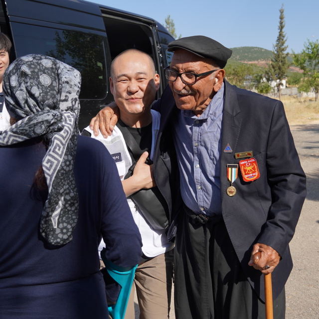 Kore Kızılhaçı gönüllüleri, Kahramanmaraşlı Kore gazisi Kadir Çolak'ı ziyar...