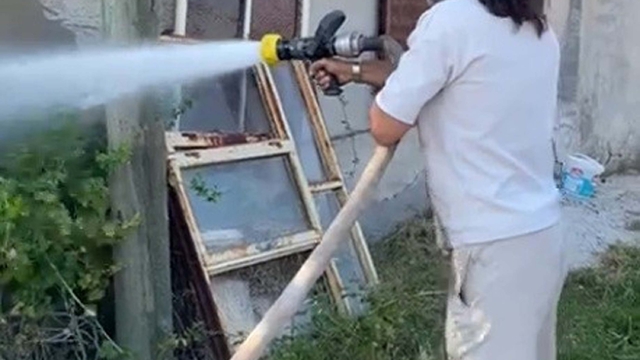 Oyuncu Kenan Çoban, Çanakkale'de çıkan yangına müdahale etti