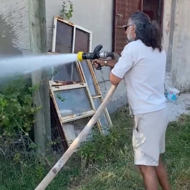 Oyuncu Kenan Çoban, Çanakkale'de çıkan yangına müdahale etti