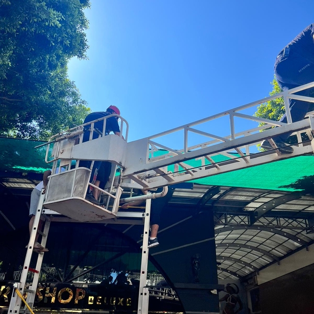 Antalya'da evinin balkonunda dengesini kaybeden kişi alttaki iş yerinin ten...