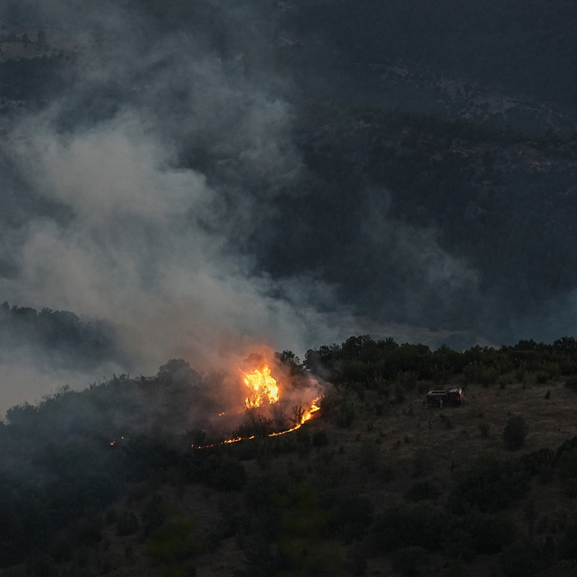 GÜNCELLEME 2 - Bursa-Balıkesir sınırında çıkan orman yangınına müdahale edi...